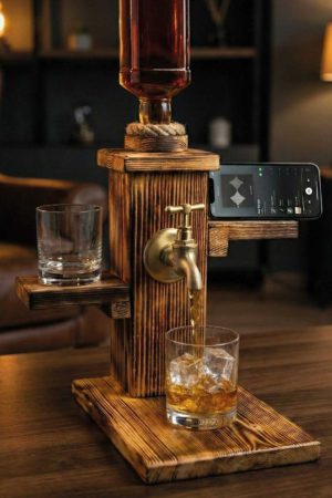 Doğal Ahşap Telefon Standlı Sunum Çeşmesi - Raflı ve Musluklu Dekoratif Viski/İçecek Dispenseri